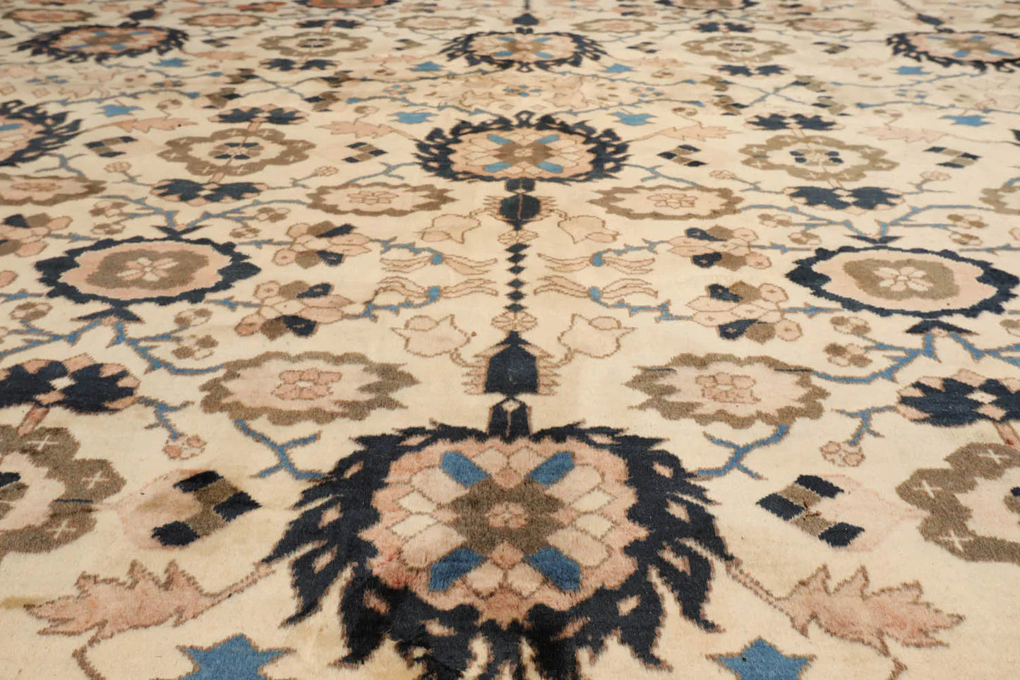 13'3"x16'9" Palace Ivory, Midnight Blue Hand Knotted 100% Wool Mahal Traditional Oriental Area Rug