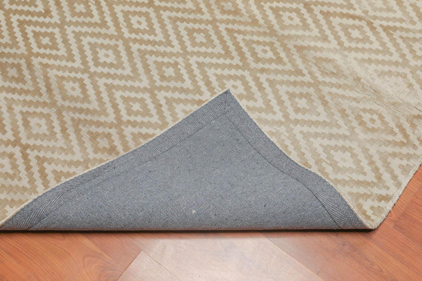 5'3" x 7'7" Handmade 100% Bamboo Silk Loop N Cut Pile Area Rug Beige