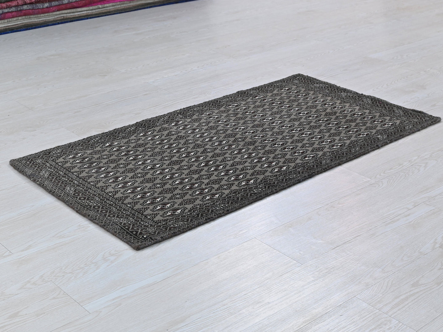 2' 0" x 4' 1"