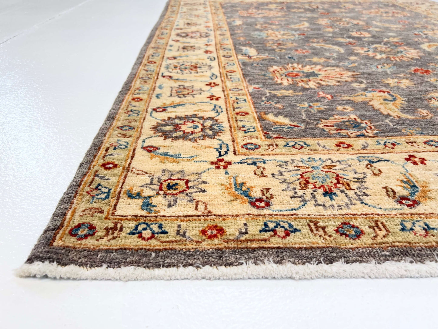 Chobi Farahan gry/bge 4'00"x5'06"