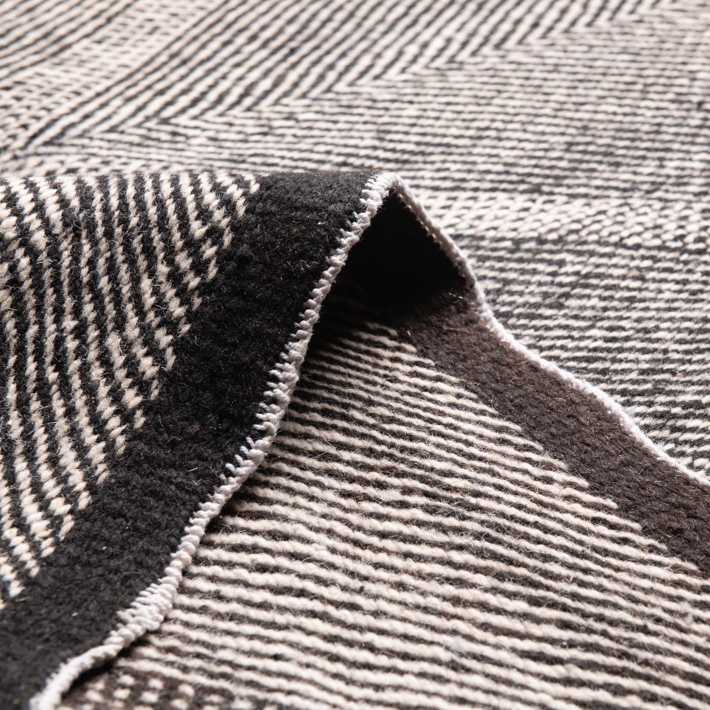 Soheir - taznakht kilim rug